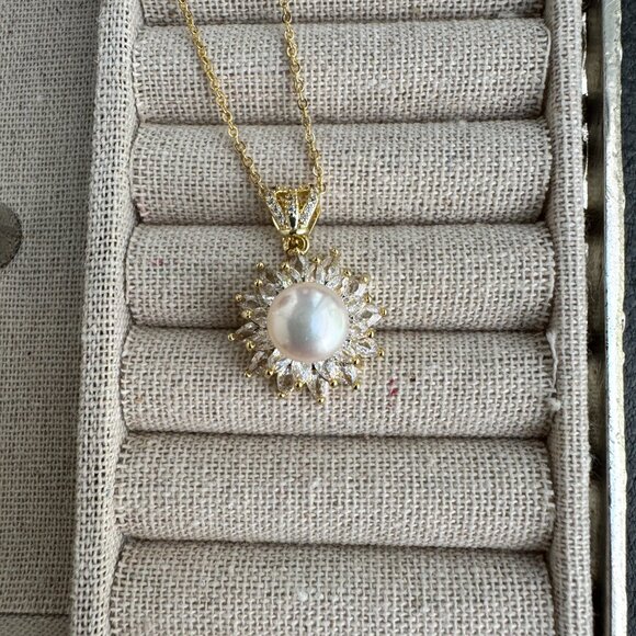 Elegant Gold Pearl Necklace - Picture 2 of 9